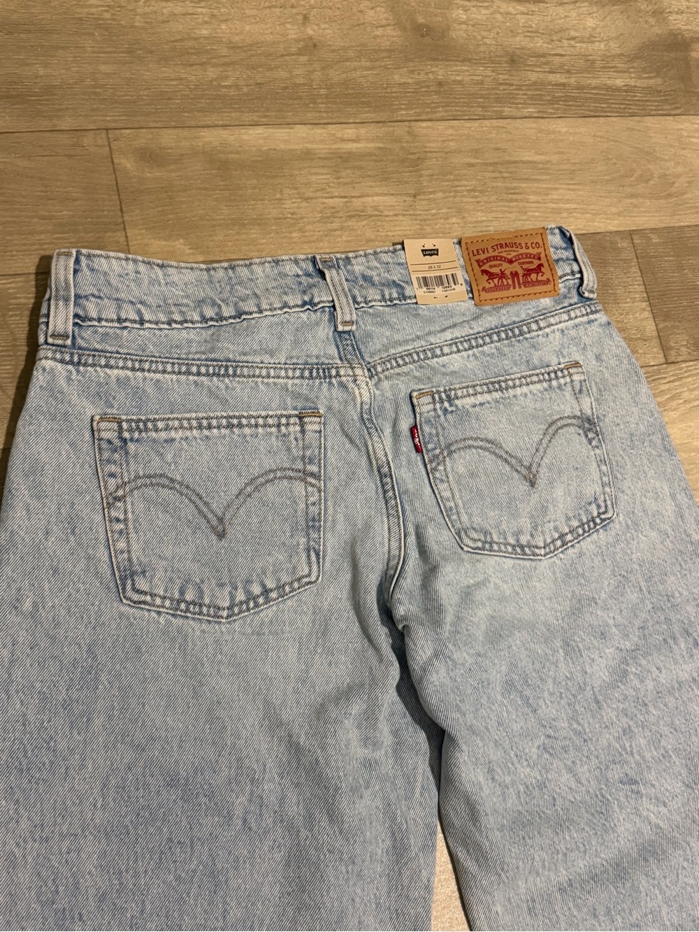 Levi's Women's Low-Rise Superlow Loose Jeans - Abraided Art 28x32 - Picture 14 of 16